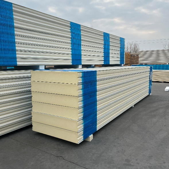 Aplicació de panells sandvitx PIR a la construcció de tallers de fàbrica
